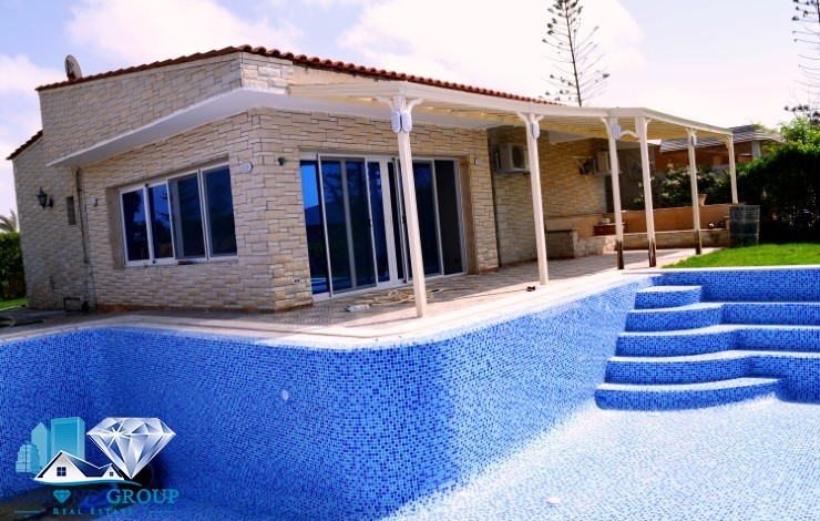 Chalet 425m with private swimming pool, third row sea, for sale in Ramses Village
